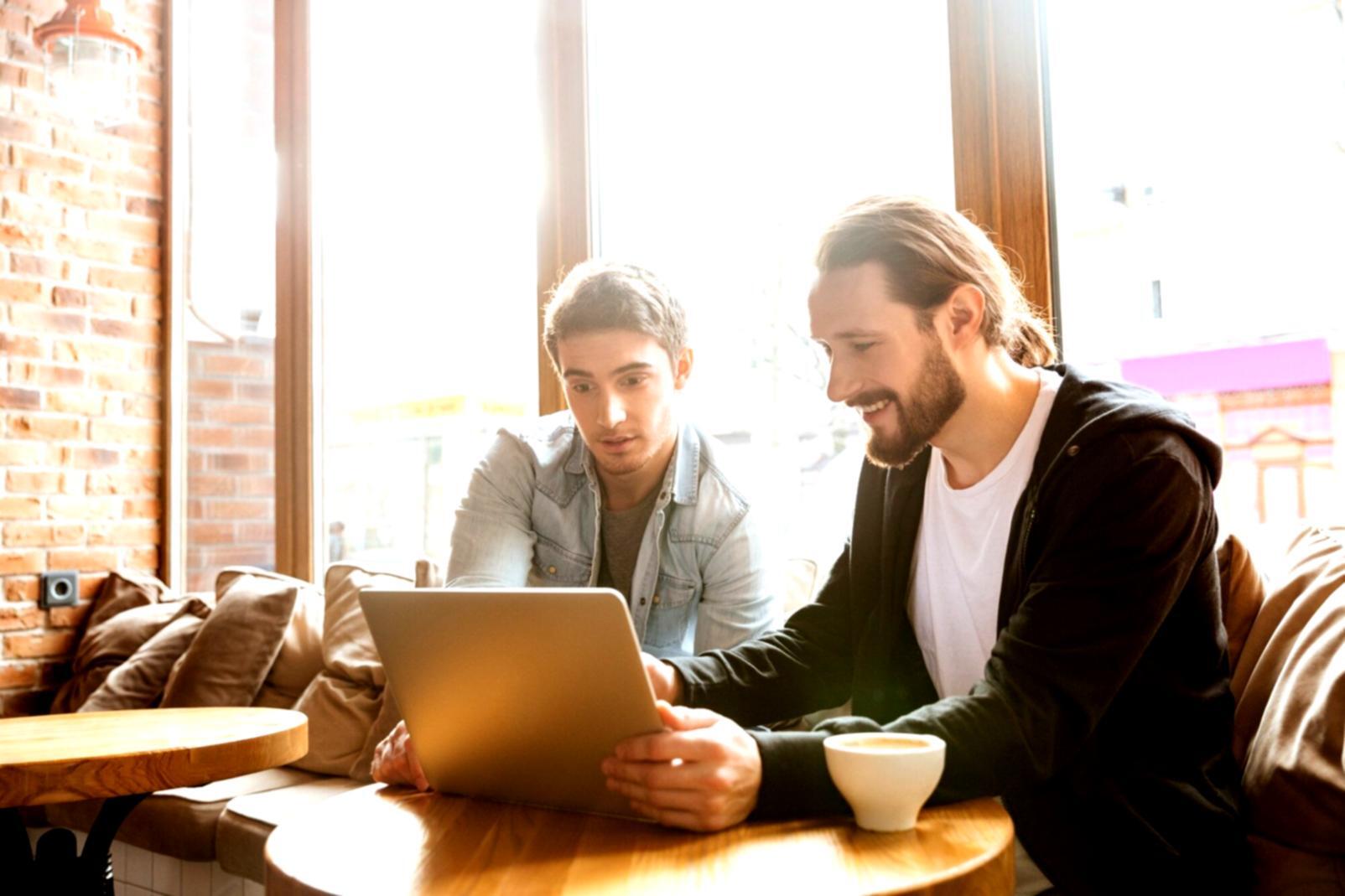 Session de conseil budgétaire avec graphiques et documents financiers